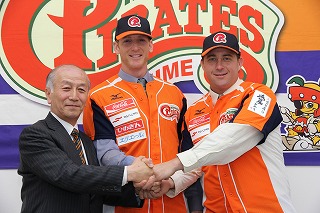 Former CWL Player Signs in Japan